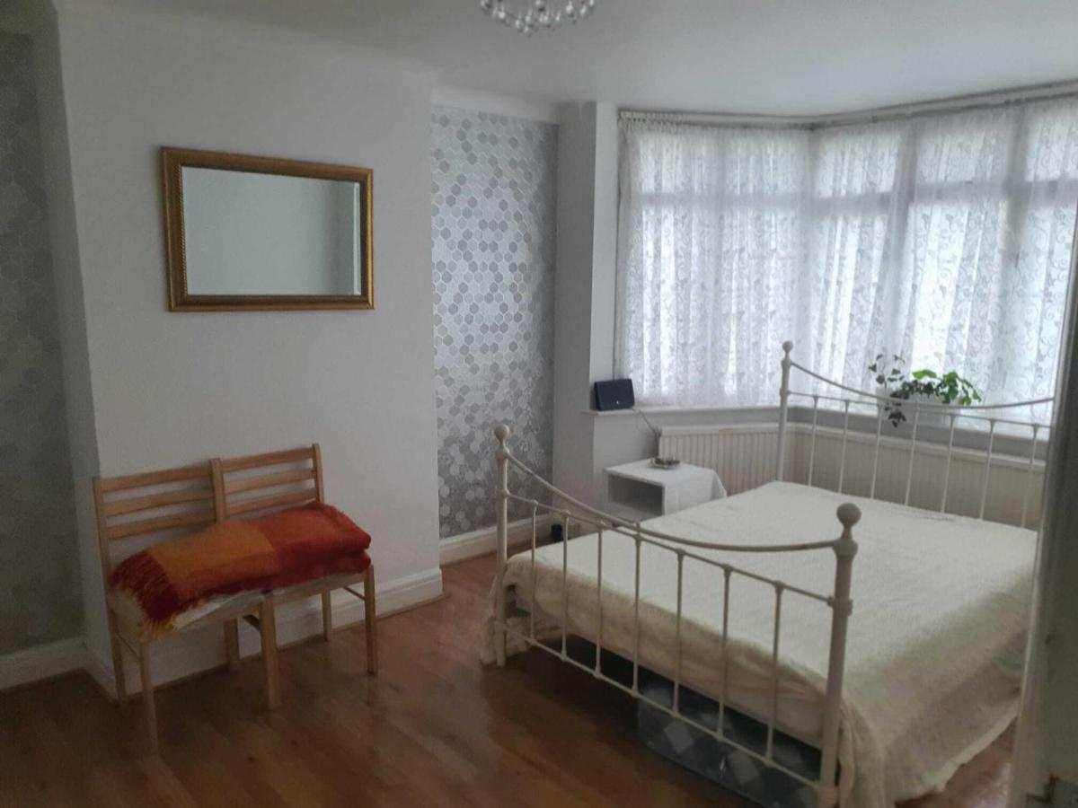 Grey Double Bedroom Лондон Екстериор снимка